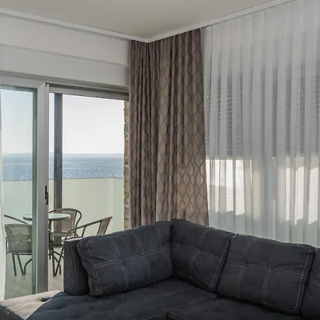 Sandy Beach Apartment *