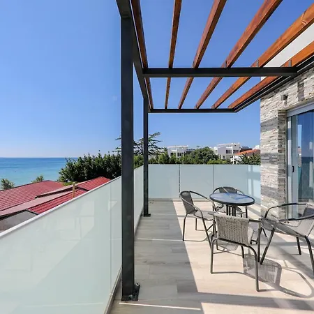 Sandy Beach Apartment *