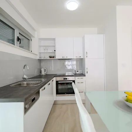 Sandy Beach Apartment *