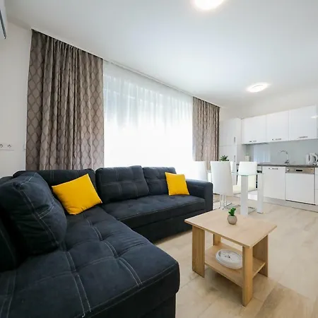 Sandy Beach Apartment *