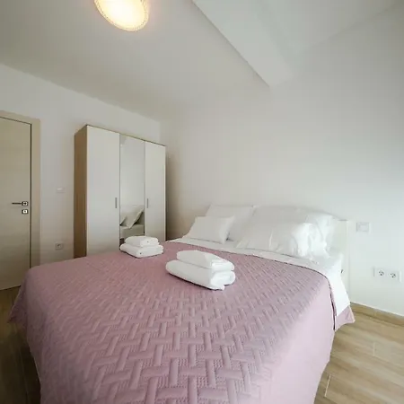 Sandy Beach Apartment *