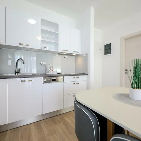Sandy Beach Apartment *