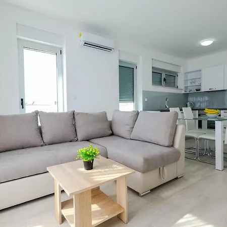 Sandy Beach Apartment *